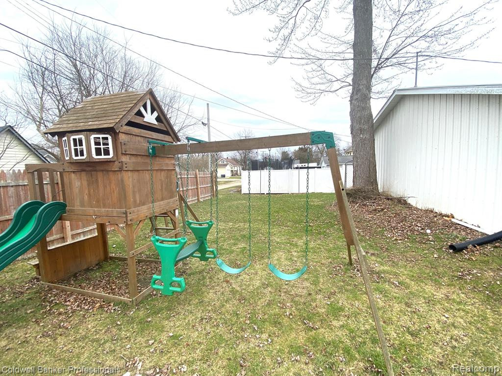 208 N WALKER Street, Capac, MI 48014 — Photo 13