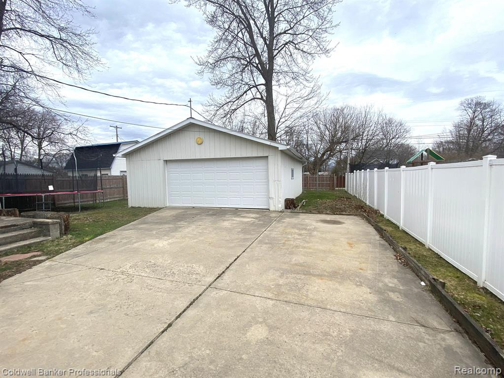 208 N WALKER Street, Capac, MI 48014 — Photo 15