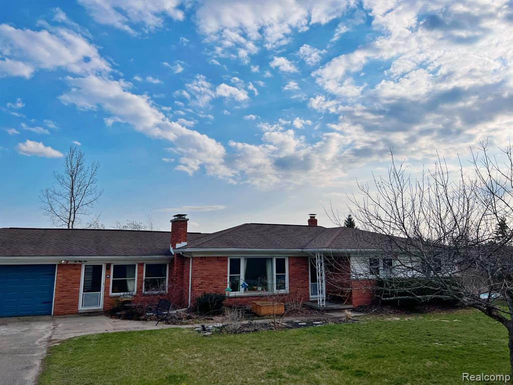 654 East Ridge Drive, Ortonville, MI 48462 — front exterior