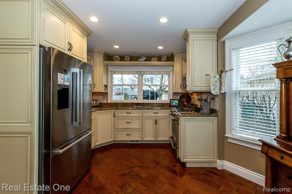 85 CRESCENT Avenue, Lake Orion, MI 48362 — Photo 11