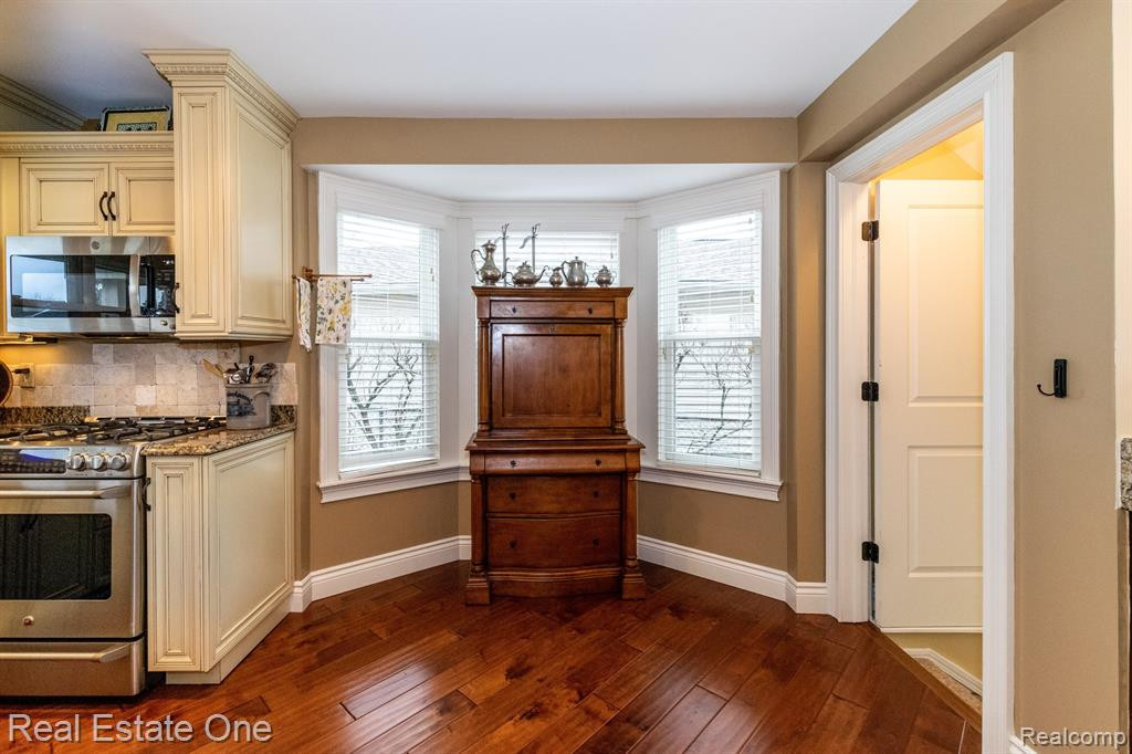 85 CRESCENT Avenue, Lake Orion, MI 48362 — Photo 13