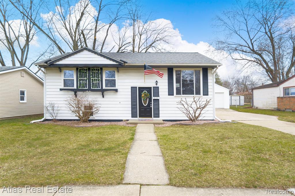 832 LAMBKINS, Saline, MI 48176 — front exterior