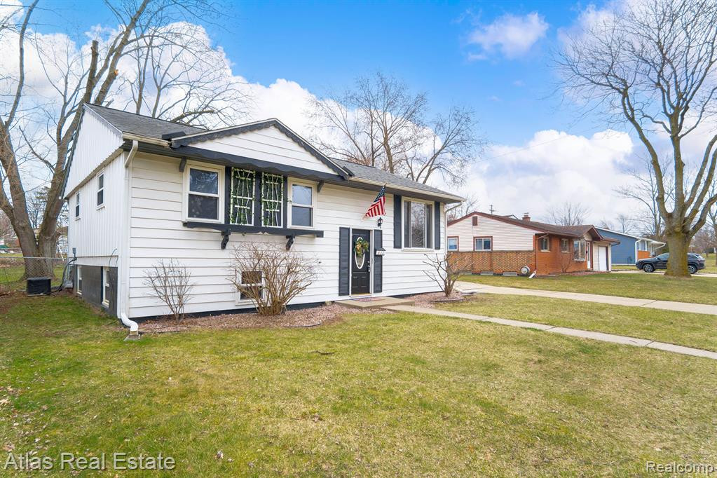 832 LAMBKINS, Saline, MI 48176 — Photo 2