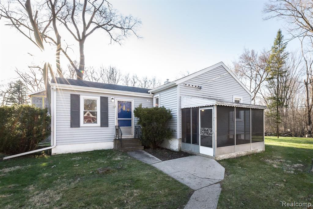 279 BEACHWAY Street, Whitmore Lake, MI 48189 — front exterior