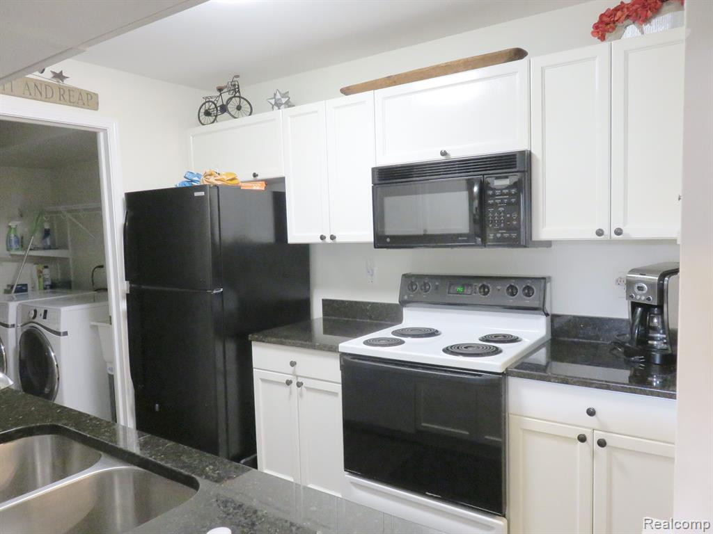 5584 PINE AIRES Drive, Sterling Heights, MI 48314 — Photo 12