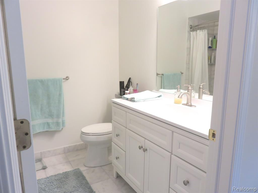 5584 PINE AIRES Drive, Sterling Heights, MI 48314 — Photo 16