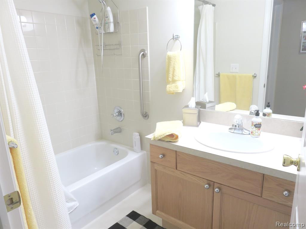 5584 PINE AIRES Drive, Sterling Heights, MI 48314 — Photo 20