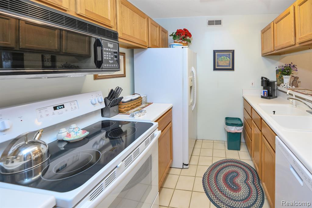 1135 CURZON Court, 203, Howell, MI 48843 — Photo 11