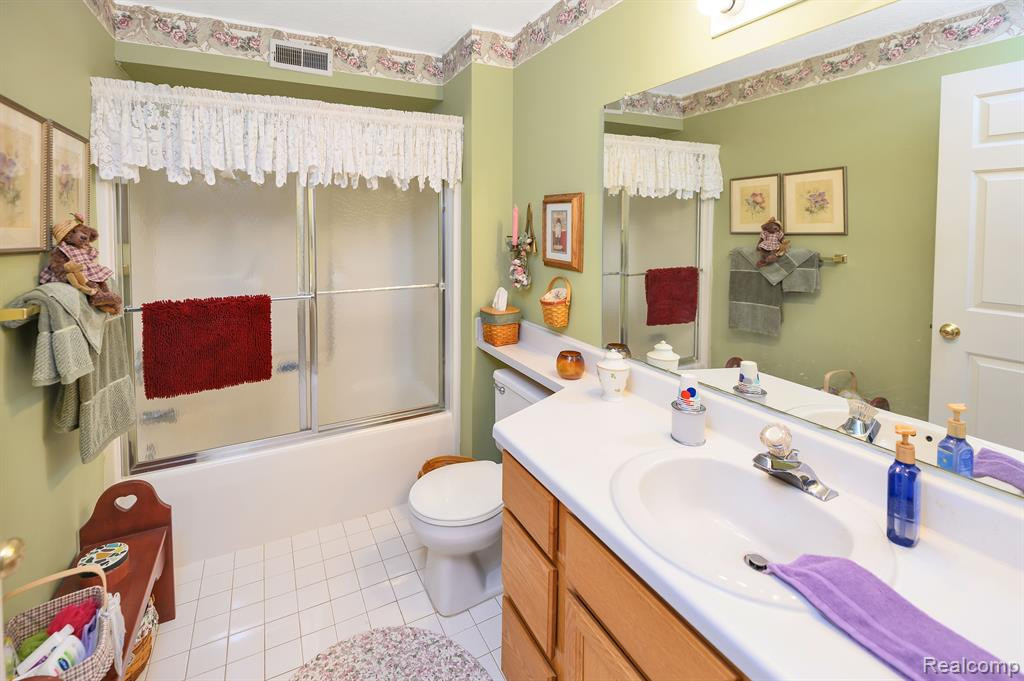 1135 CURZON Court, 203, Howell, MI 48843 — Photo 21