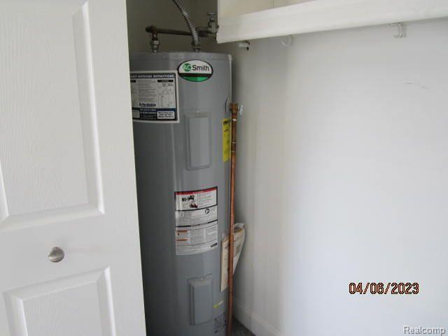 1866 COLONIAL VILLAGE Way, 4, Waterford, MI 48328 — Photo 3