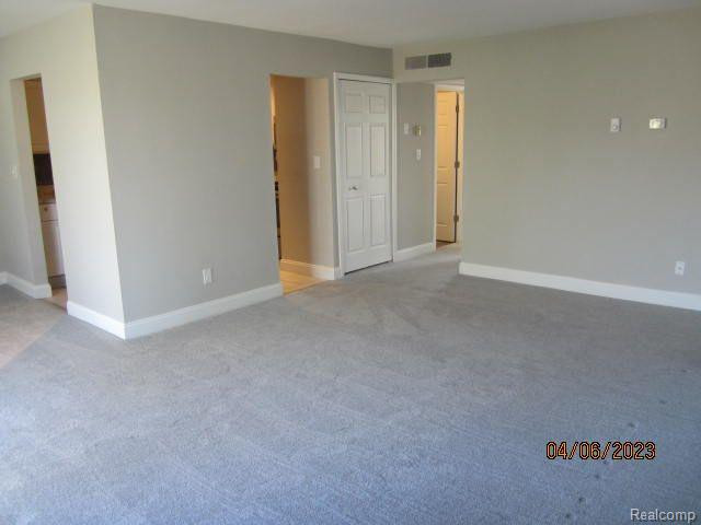 1866 COLONIAL VILLAGE Way, 4, Waterford, MI 48328 — Photo 9
