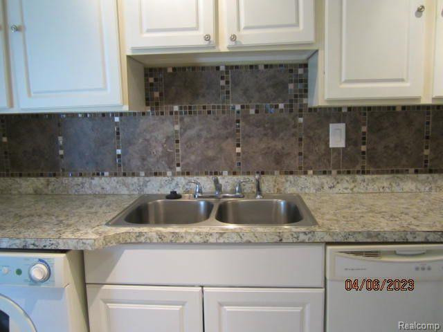 1866 COLONIAL VILLAGE Way, 4, Waterford, MI 48328 — Photo 13
