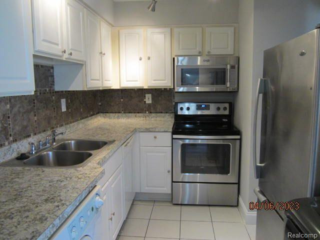 1866 COLONIAL VILLAGE Way, 4, Waterford, MI 48328 — Photo 15