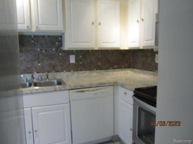 1866 COLONIAL VILLAGE Way, 4, Waterford, MI 48328 — Photo 16