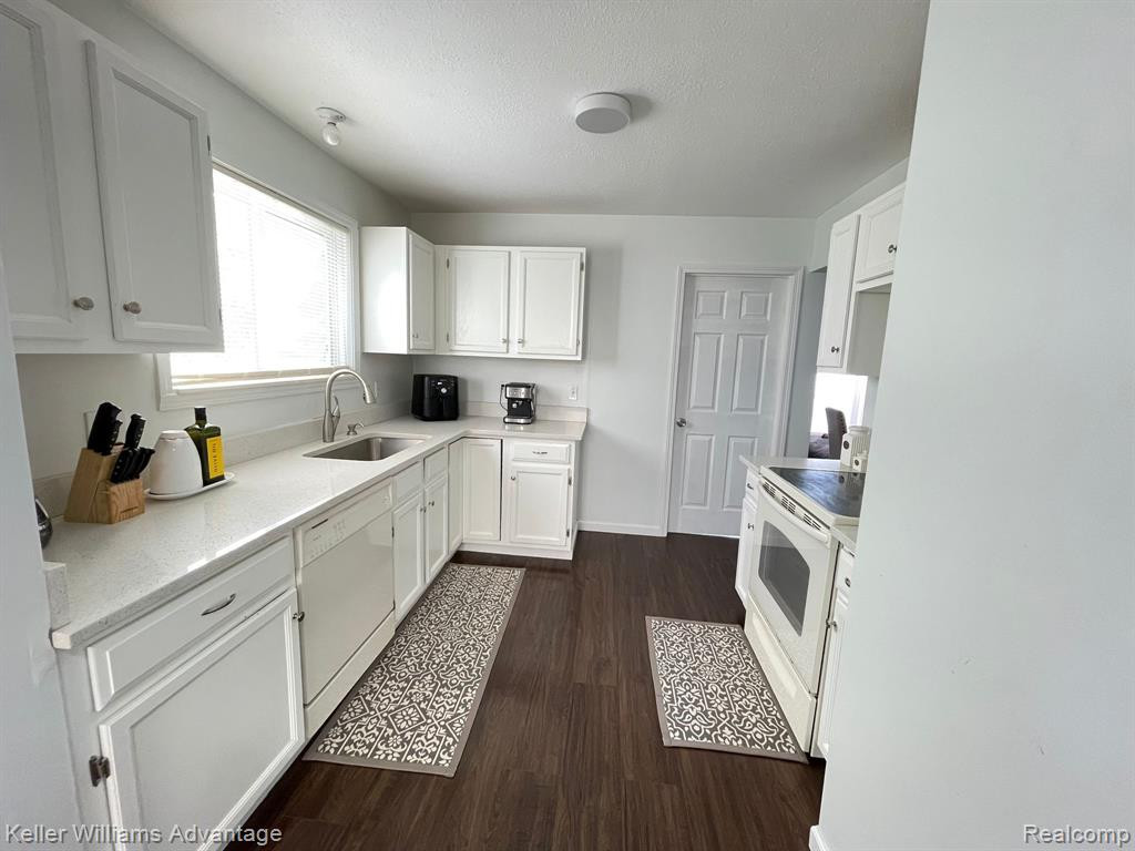 601 RAVENCREST Lane, Westland, MI — Photo 5