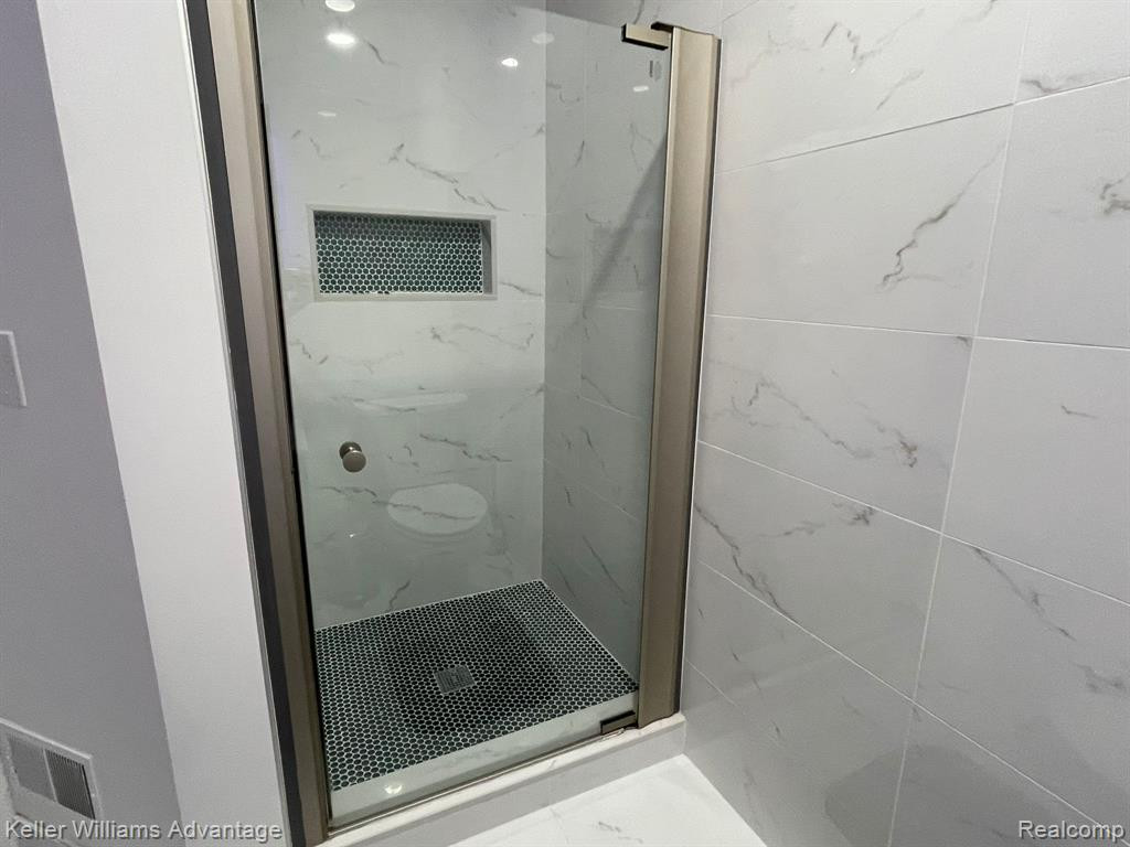 601 RAVENCREST Lane, Westland, MI — Photo 11