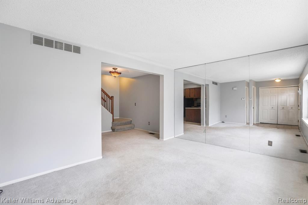 38086 CAROLON Boulevard, Westland, MI — Photo 4