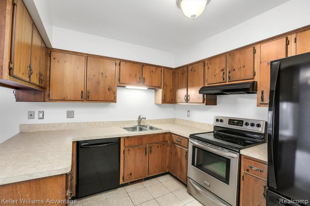 38086 CAROLON Boulevard, Westland, MI — Photo 8