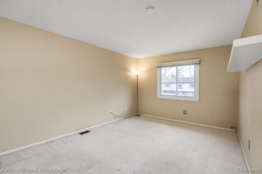 38086 CAROLON Boulevard, Westland, MI — Photo 11