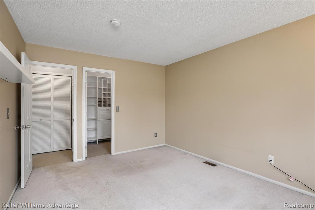 38086 CAROLON Boulevard, Westland, MI — Photo 12