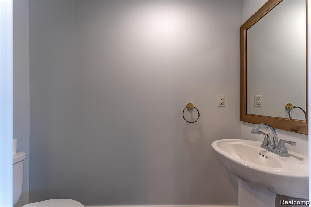 638 W 11 MILE Road, Royal Oak, MI 48067 — Photo 13