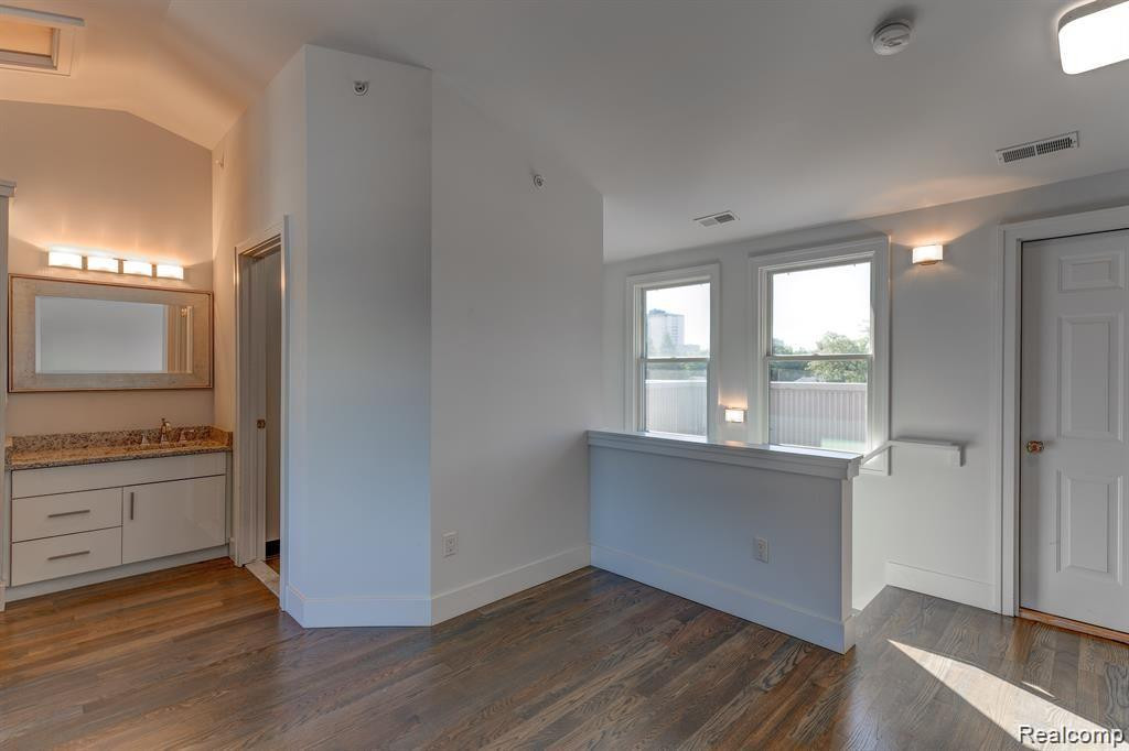 638 W 11 MILE Road, Royal Oak, MI 48067 — Photo 18