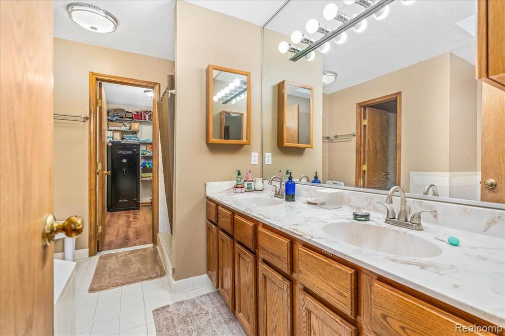 10171 ROYCE Drive, South Lyon, MI 48178 — Photo 8