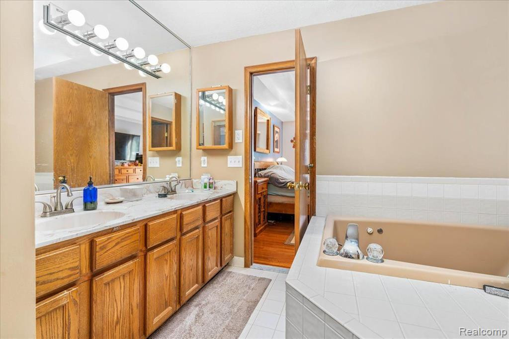 10171 ROYCE Drive, South Lyon, MI 48178 — Photo 9