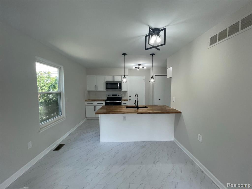 242 NEPTUNE Drive, Walled Lake, MI 48390 — Photo 5