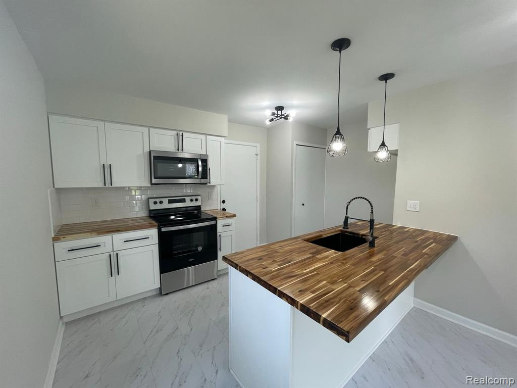 242 NEPTUNE Drive, Walled Lake, MI 48390 — Photo 6