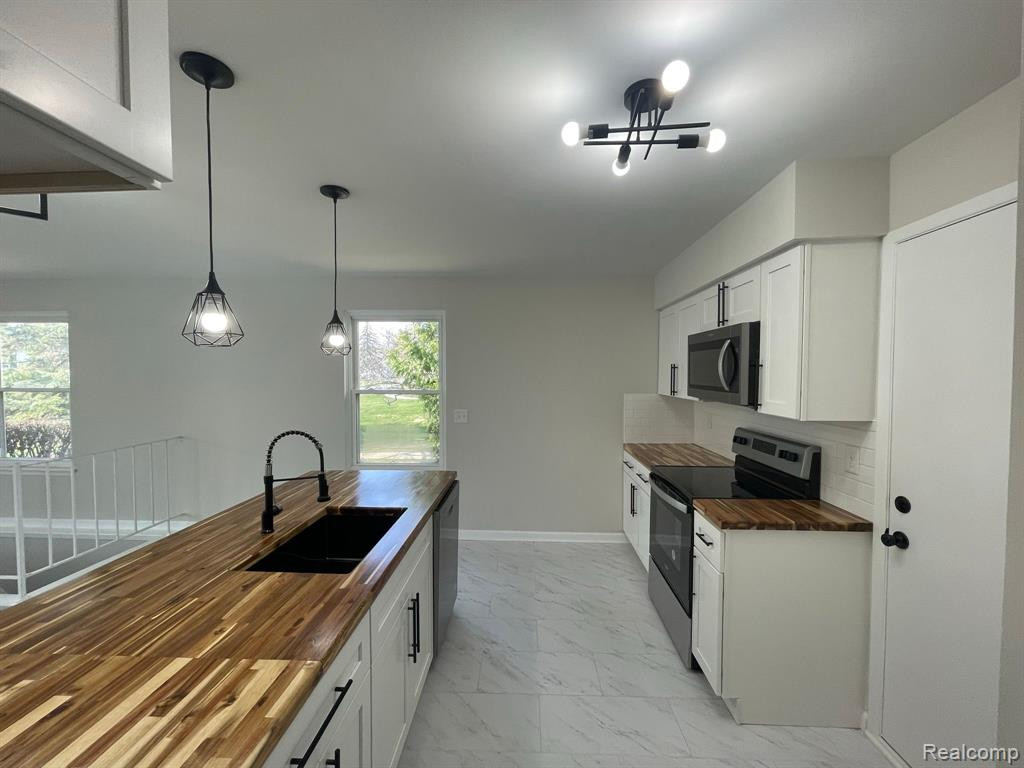 242 NEPTUNE Drive, Walled Lake, MI 48390 — Photo 8