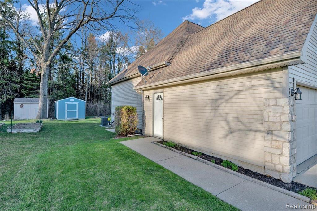 96 JAMESTOWN Drive, Metamora, MI 48455 — Photo 2