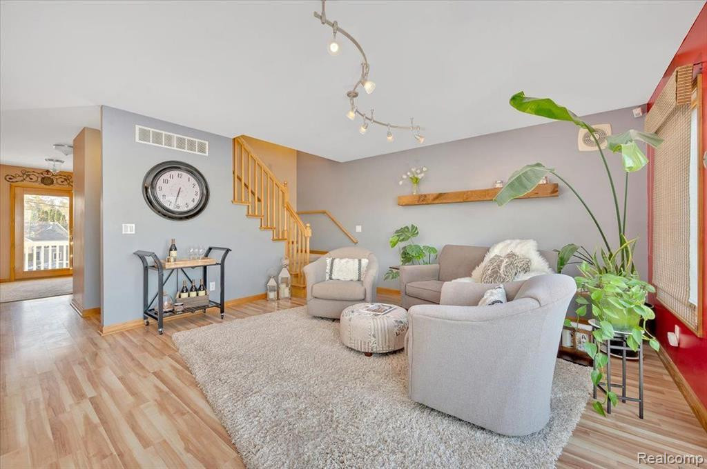 565 CENTRAL Drive, Lake Orion, MI 48362 — Photo 9