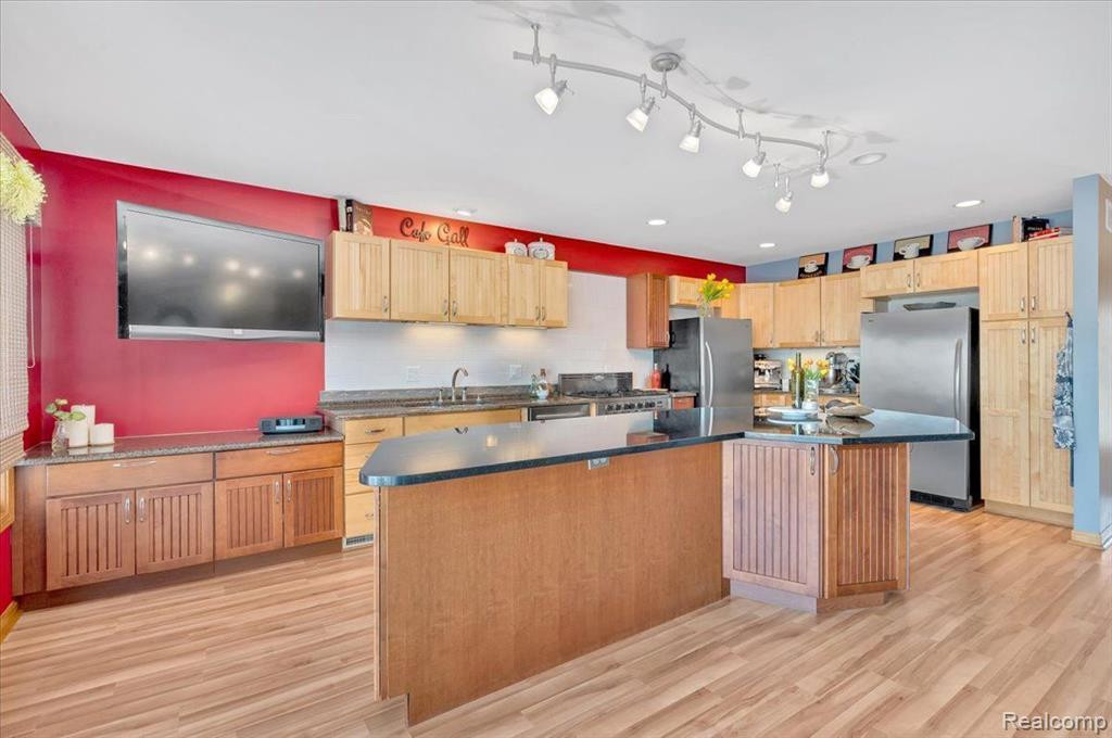 565 CENTRAL Drive, Lake Orion, MI 48362 — Photo 15