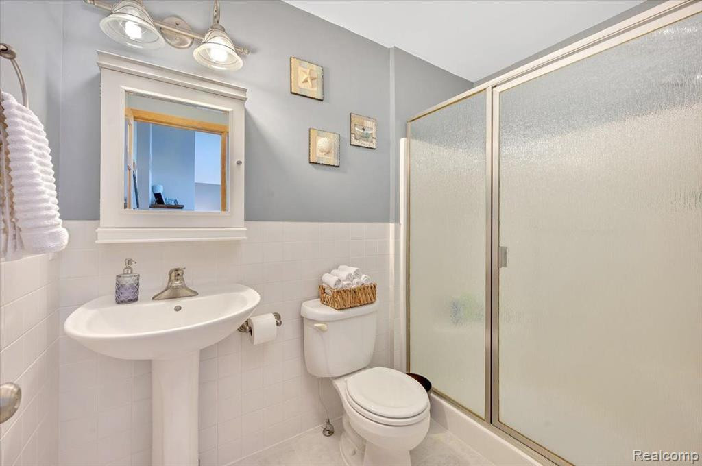 565 CENTRAL Drive, Lake Orion, MI 48362 — Photo 25