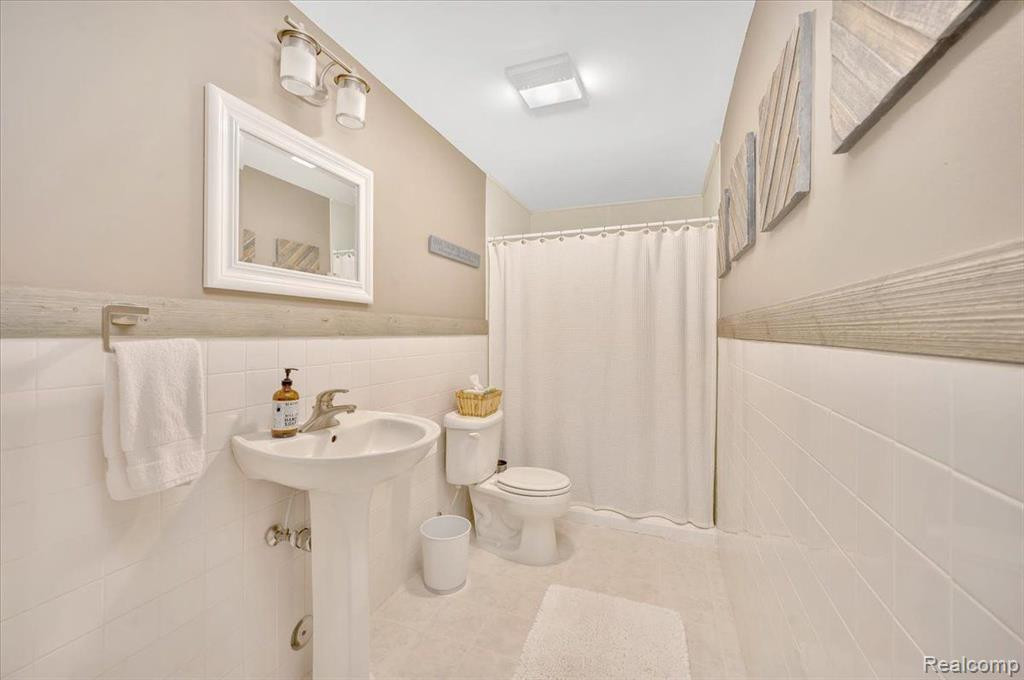 565 CENTRAL Drive, Lake Orion, MI 48362 — Photo 42