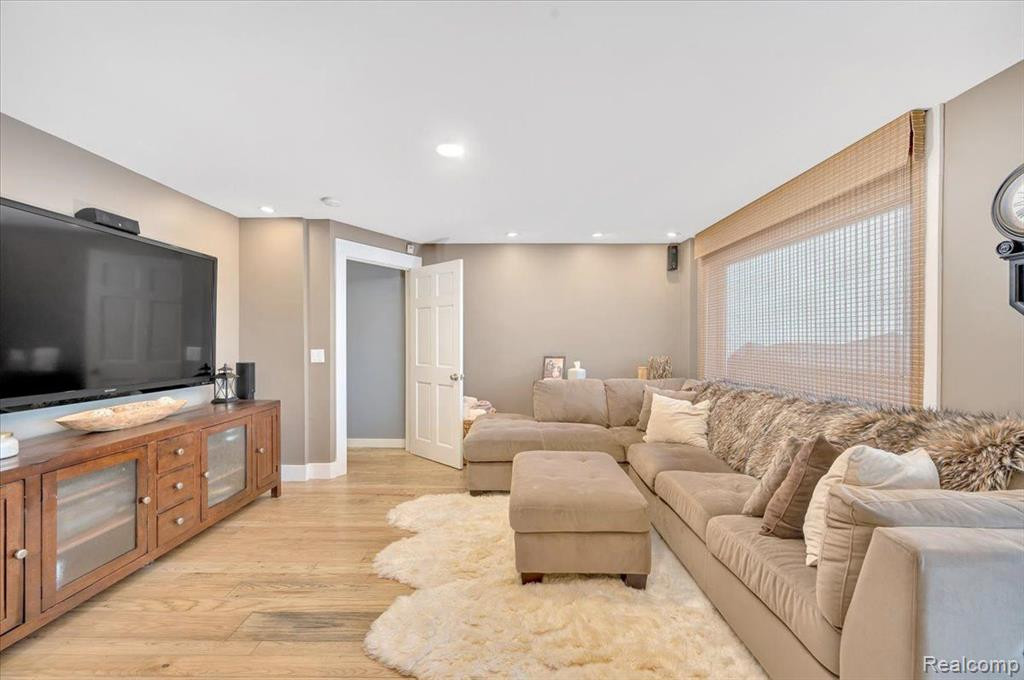 565 CENTRAL Drive, Lake Orion, MI 48362 — Photo 44