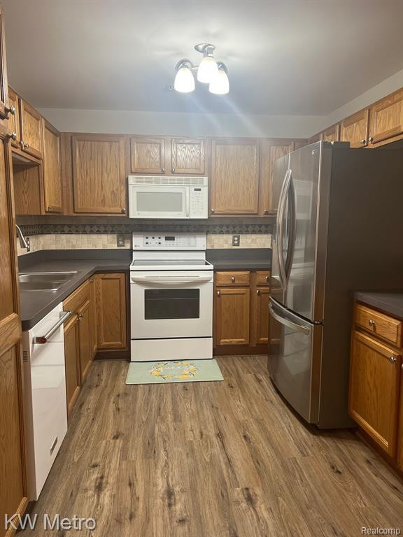 123 E BAY Drive, Walled Lake, MI 48390 — Photo 7