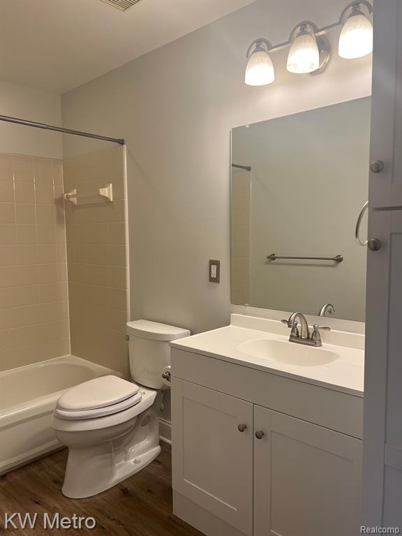 123 E BAY Drive, Walled Lake, MI 48390 — Photo 11