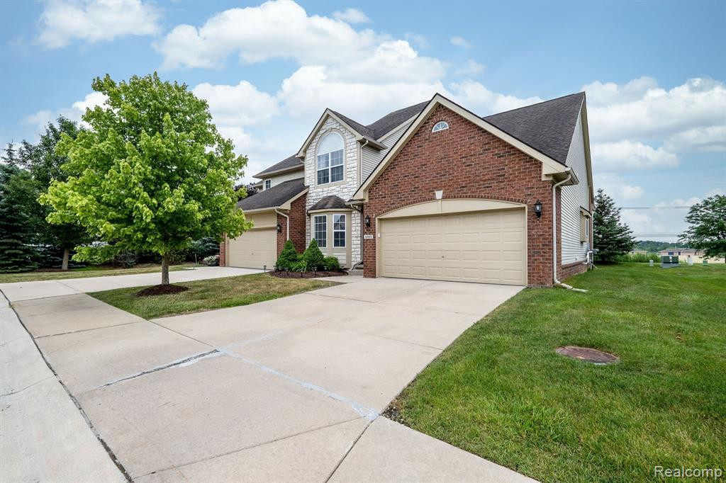 1022 PADDOCK Drive, 4, South Lyon, MI 48178 — Photo 2