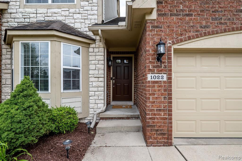 1022 PADDOCK Drive, 4, South Lyon, MI 48178 — Photo 3