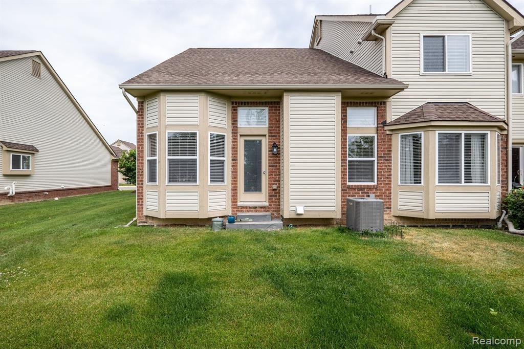 1022 PADDOCK Drive, 4, South Lyon, MI 48178 — Photo 41