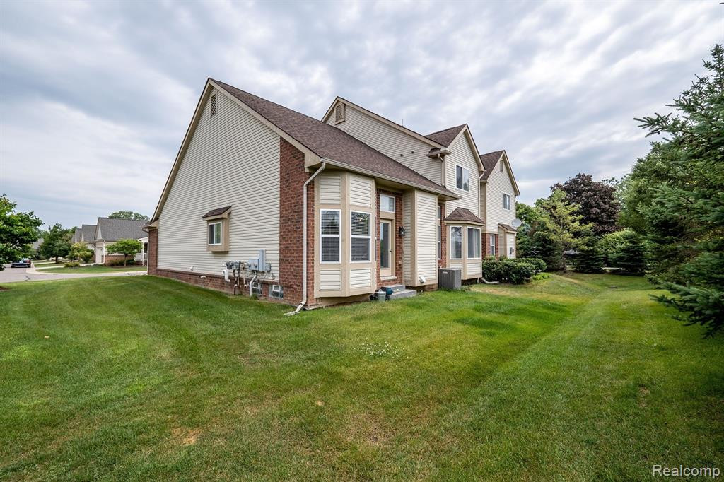 1022 PADDOCK Drive, 4, South Lyon, MI 48178 — Photo 42