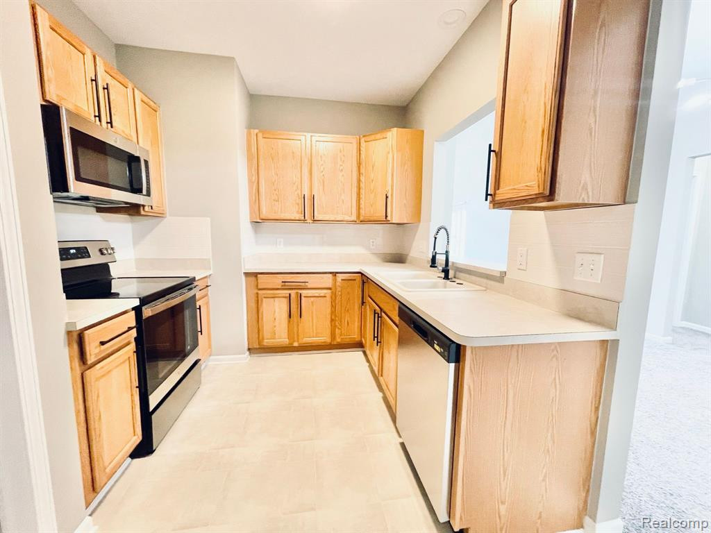 15106 ADDINGTON Drive, Commerce Twp, MI 48390 — Photo 6