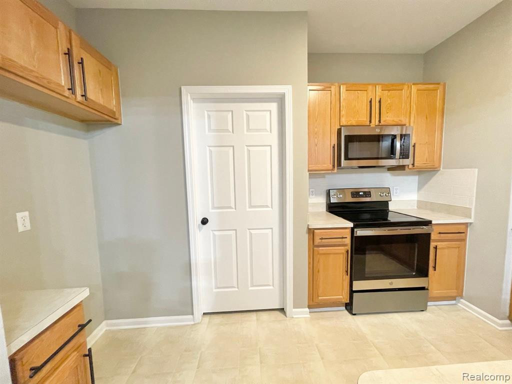 15106 ADDINGTON Drive, Commerce Twp, MI 48390 — Photo 7