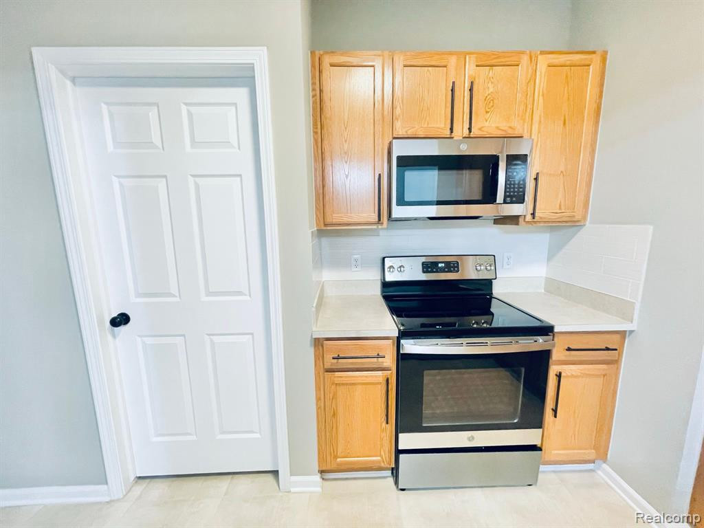 15106 ADDINGTON Drive, Commerce Twp, MI 48390 — Photo 8