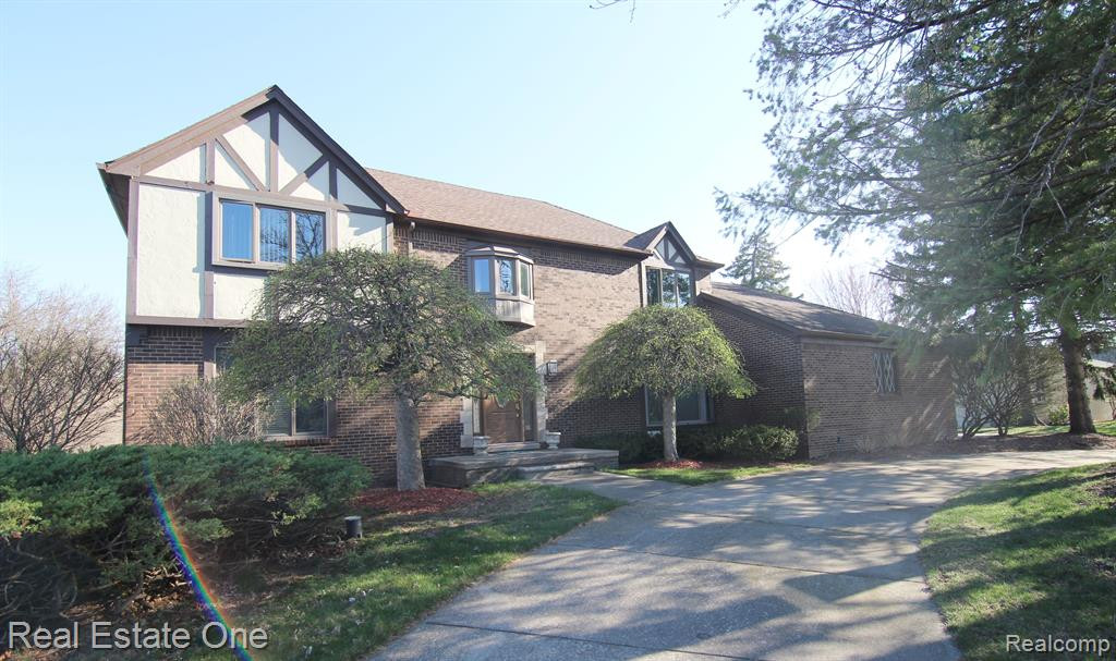 5441 PROVINCIAL Drive, Bloomfield Hills, MI 48302 — front exterior