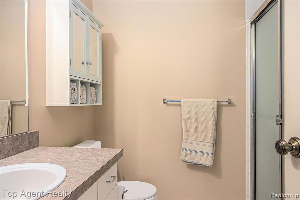 5844 Pine Aires Drive, Sterling Heights, MI 48314 — Photo 17