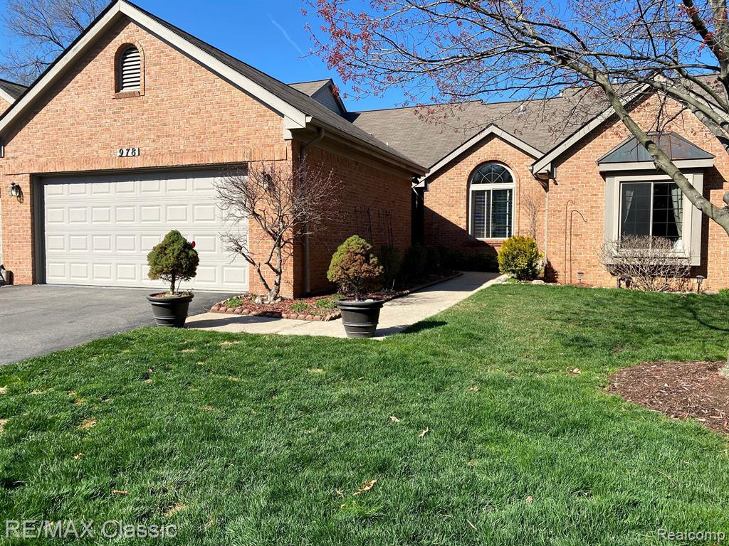 978 HICKORY Drive, Brighton, MI 48116 — front exterior