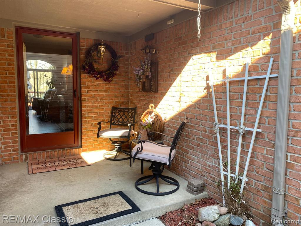 978 HICKORY Drive, Brighton, MI 48116 — Photo 2